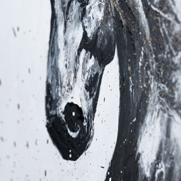 Detailaufnahme der strukturierten Acrylfarbe und Pinselstriche