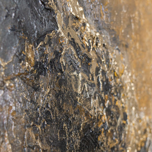Abstraktes Leinwandbild „Goldener Strom" – Nahaufnahme der goldenen Relieftextur in Bronze und Anthrazit 