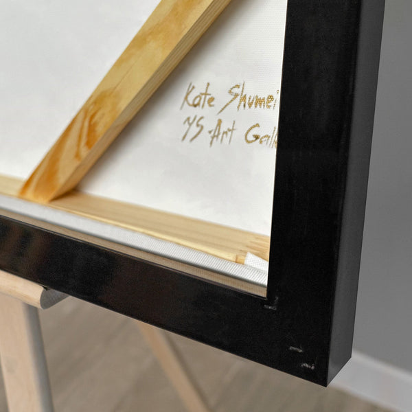 Handgemaltes Acrylbild „Silberne Tiefe" an der Wand – Goldstrom auf Blau mit schwarzem Goldrahmen