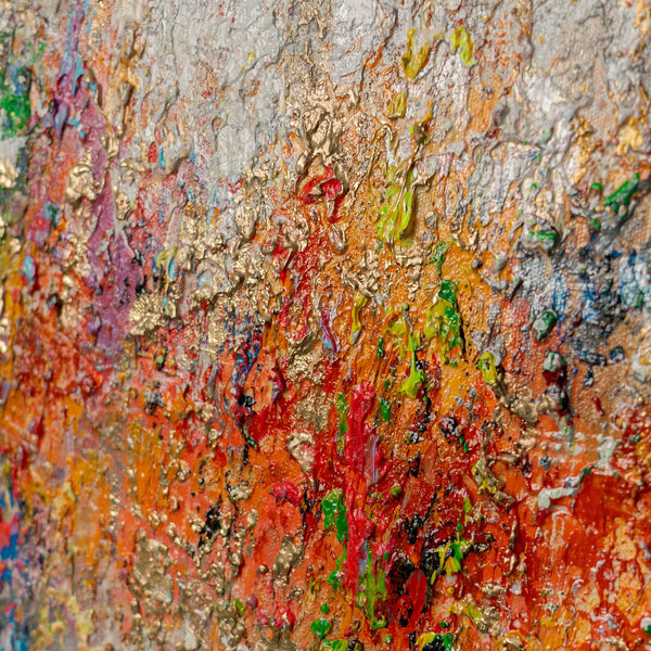 Breites Farbspektrum auf grauer Leinwand – Reliefstruktur aus Rot, Orange und Gold, handgemalt