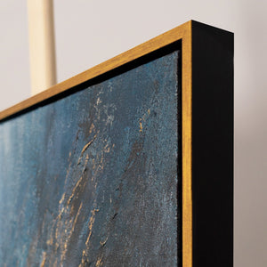 Handgemaltes abstraktes Gemälde „Sturmwolken" – Blau & Gold Reliefstruktur, 50x70 cm mit goldenem Rahmen