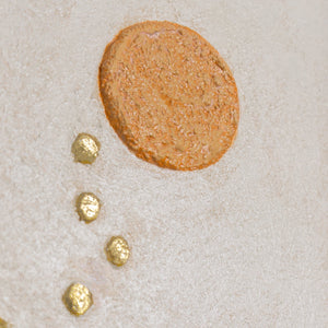 Goldene Textur und Sonnenrund auf Creme – geometrische Komposition handgemalt in Acryl