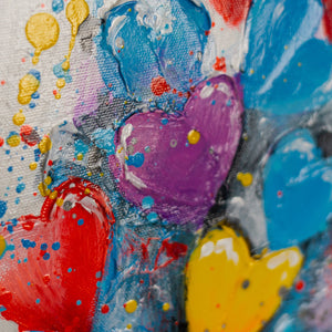 Schwarz-weißes Mädchen mit Herzballons – Graffiti Art Handmalerei mit explosiven Farbakzenten