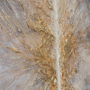Gold explodiert um eine Linie – kosmische Reliefstruktur handgemalt in Gold und Grau