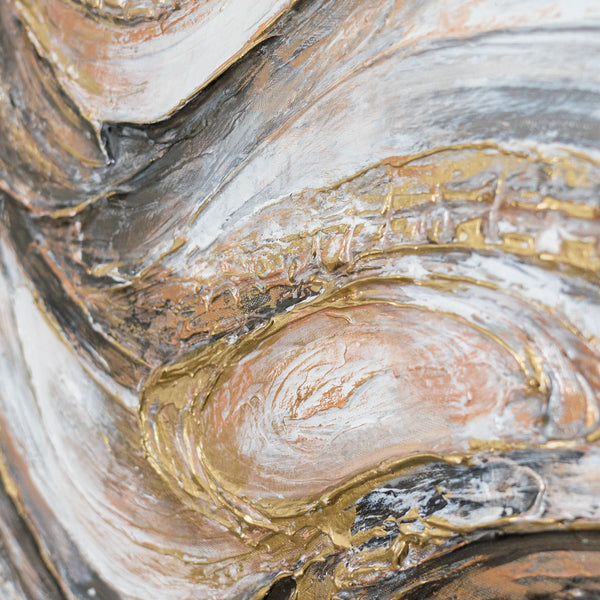Goldene Reliefeinlagen auf wellenartigen Farbschichten – Nahaufnahme des Acrylgemäldes „Marmorfluss"