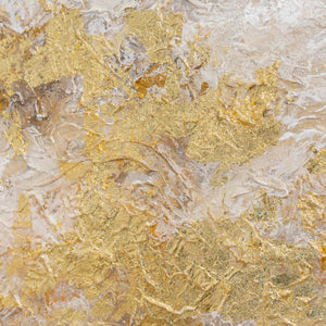 Dreidimensionale Goldreliefs auf Stuckhintergrund – Nahaufnahme des Acrylgemäldes „Goldene Wolken"