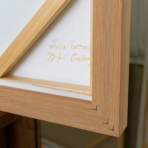 Abstraktes Goldgemälde 50x70 cm – kraftvolle Goldwellen als dominanter Blickfang im Wohnzimmer