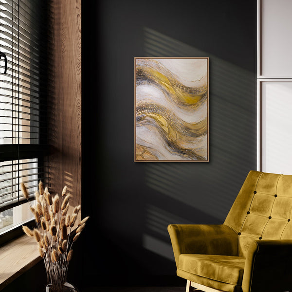 „Goldene Wellen" im modernen Wohnzimmer – handgemaltes Goldgemälde mit Holzrahmen als Wanddeko