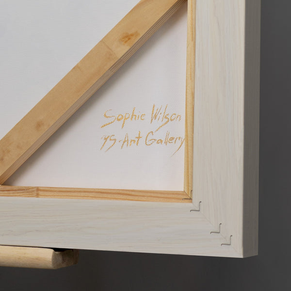 Minimalistisches Goldstreifen-Gemälde auf weißem Putzgrund – diagonale Komposition 50x70 cm