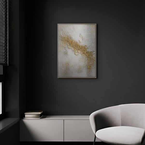 „Lichtspalte" im minimalistischen Wohnzimmer – handgemaltes Weiß-Gold Wandbild als dezente Wanddeko