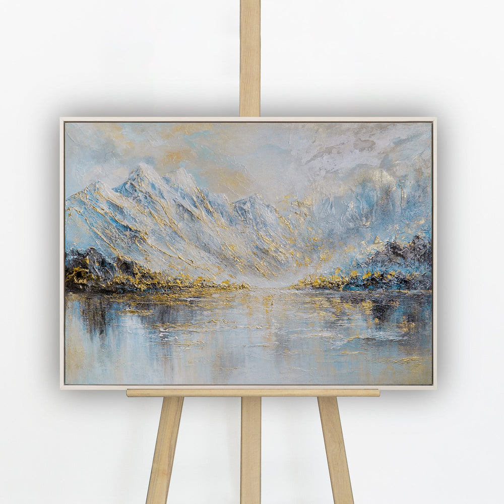 „Bergspiegelung" – Handgemaltes Bergpanorama mit verschneiten Gipfeln und Goldreliefs am See