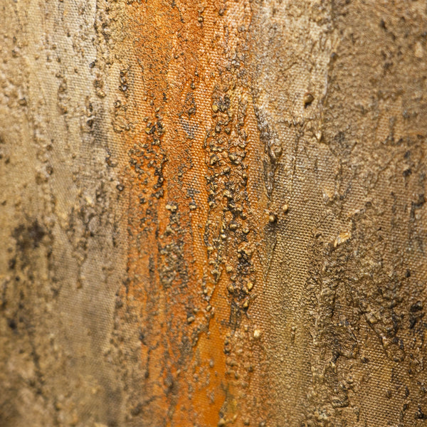 Detail eines abstrakten Leinwandbildes mit Rosteffekt in Braun und Grau