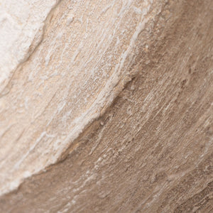 Detail eines abstrakten Leinwandbildes in Sandfarben, strukturierte Oberfläche