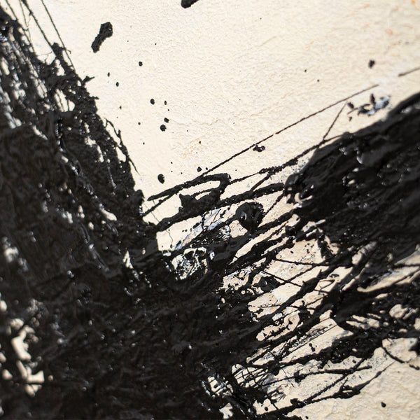 Leinwandbild mit Rahmen „Kraft des Pinselstrichs“ – Handgemalte abstrakte Kunst in Schwarz-Beige