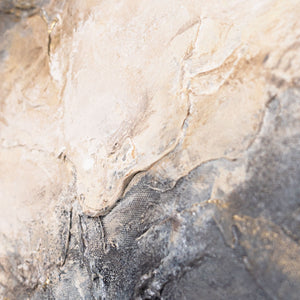 Abstraktes Kunstbild mit mineralischer Oberfläche in Creme