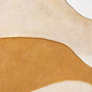 Abstrakte Leinwandkunst mit sanfter Bogenform in Ocker und Creme