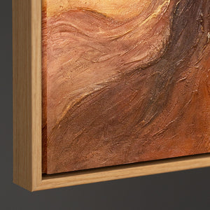 Abstraktes Wandbild auf Leinwand in warmen Kupfertönen, Seitenansicht an der Wand