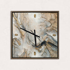Wanduhr modern quadratisch – Lautlose Designer Wanduhr in Beige, Grau und Gold mit dunklem Holzrahmen