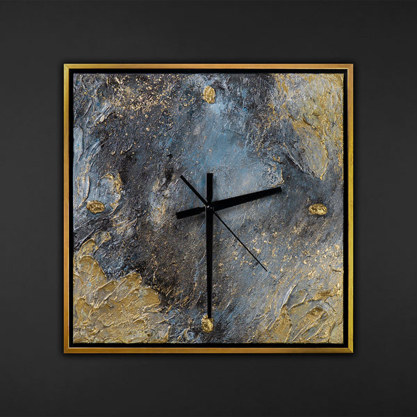 Handgemalte extravagante Wanduhr – Blau-Gold-Abstraktion – 35×35 cm