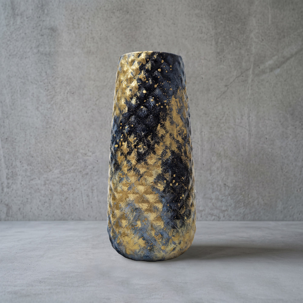 Keramikvase handbemalt, Rautenmuster in Blau und Gold, 24 cm