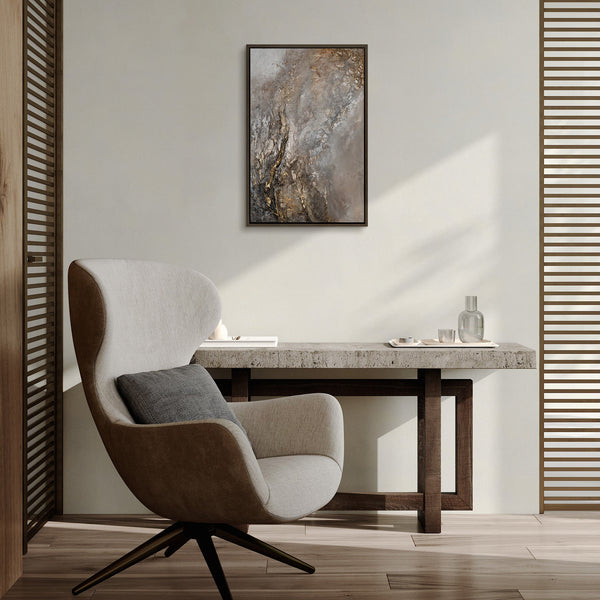 Abstraktes Gemälde „Universum I" im modernen Wohnzimmer – goldene Wanddeko als Raumakzent