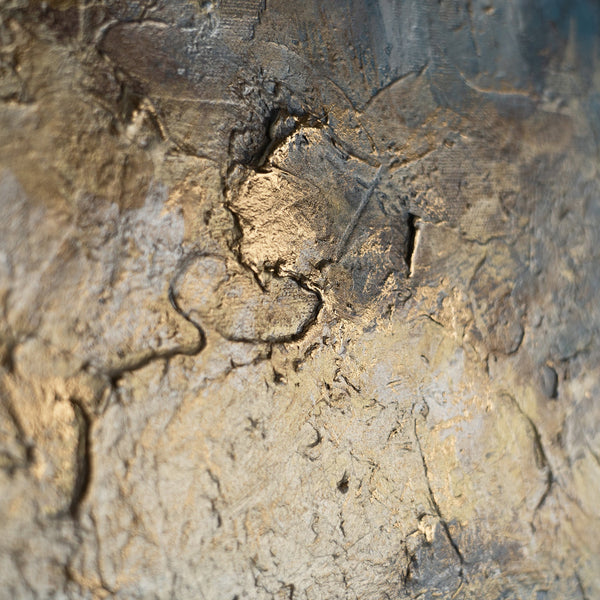 Detail des Gemäldes „Stille Morgendämmerung" – goldene Reliefakzente in Wolken und Erdschicht