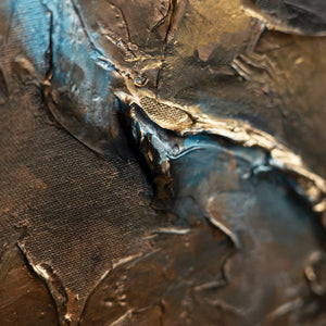 Detail des Gemäldes „Elegante Abstraktion" – skulpturale Goldstruktur zwischen Blau und Beige