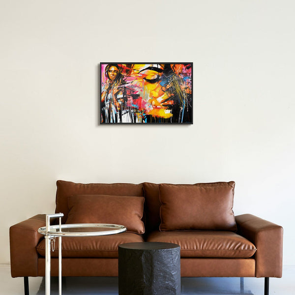 Expressives Portraitgemälde „Symphonie der Farben" im modernen Wohnzimmer – bunte Street Art Wanddeko