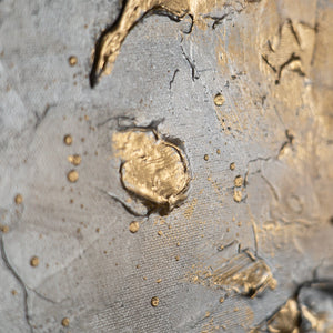 Detail des Gemäldes „Harmonie von Gold und Silber" – Gold und Silber Reliefstruktur in wolkenhafter Komposition