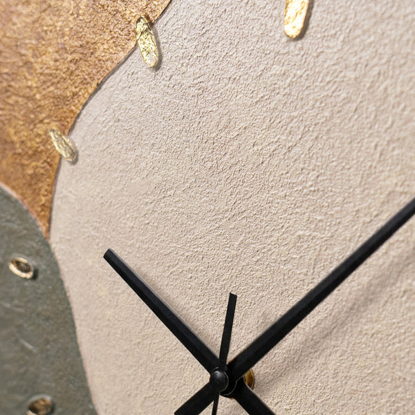 Handgemalte Wanduhr mit abstrakter Pastellkomposition – 35×35 cm