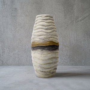 Keramik bodenvase wohnzimmer handbemalt in Creme mit Goldband, 21 cm