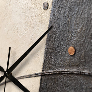 Handgemalte Wanduhr mit Rahmen – geometrische Abstraktion in Pfirsich und Grau – 35×35 cm