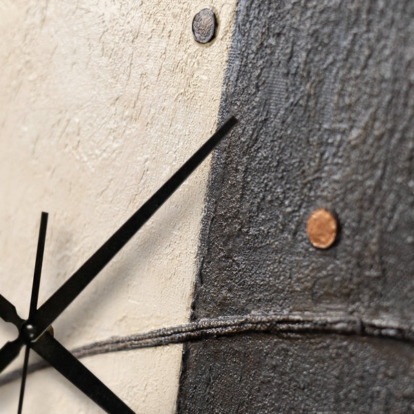 Handgemalte Wanduhr mit Rahmen – geometrische Abstraktion in Pfirsich und Grau – 35×35 cm