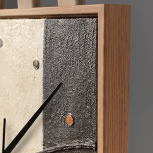 Handgemalte Wanduhr mit Rahmen – geometrische Abstraktion in Pfirsich und Grau – 35×35 cm