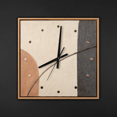 Wanduhr modern quadratisch – Lautlose Designer Wanduhr in Schwarz, Beige und Terrakotta mit hellem Holzrahmen