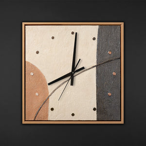 Handgemalte Wanduhr mit Rahmen – geometrische Abstraktion in Pfirsich und Grau – 35×35 cm