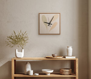 Handgemalte originelle Wanduhr mit floraler Abstraktion – 35×35 cm