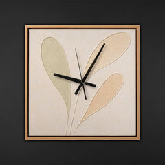 Wanduhr modern quadratisch – Lautlose Designer Wanduhr mit Blättermotiv in Beige und Grün mit hellem Holzrahmen