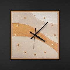 Wanduhr modern quadratisch – Lautlose Designer Wanduhr mit geschwungener Textur in Beige und Ochsenrot mit hellem Holzrahmen