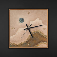 Wanduhr modern quadratisch – Lautlose Designer Wanduhr mit Berglandschaft und Mond in Beige und Gold mit hellem Holzrahmen