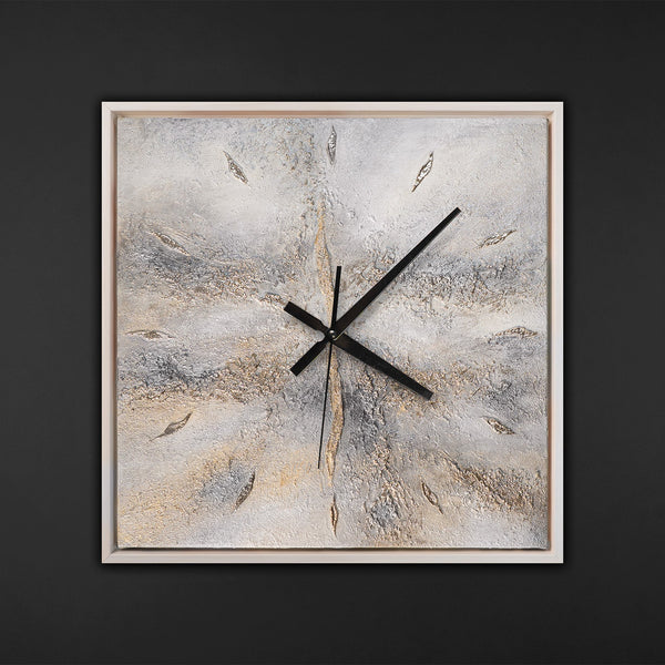 Handgemalte elegante Wanduhr mit goldener Abstraktion – 35×35 cm
