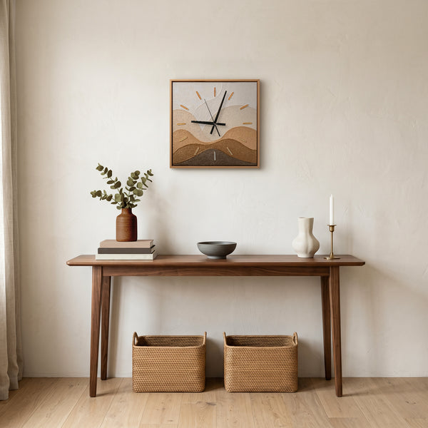 Handgemalte Wanduhr mit Bild – Abstrakte Erdton-Landschaft, 35×35 cm