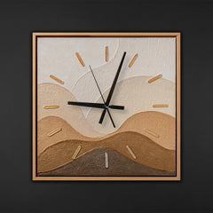 Wanduhr modern quadratisch – Lautlose Designer Wanduhr mit Wellenmuster in Beige und Braun mit hellem Holzrahmen