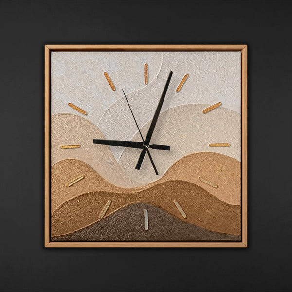 Handgemalte Wanduhr mit Bild – Abstrakte Erdton-Landschaft, 35×35 cm
