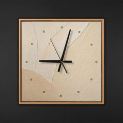 Wanduhr modern quadratisch – Lautlose Designer Wanduhr in Beige und Sand mit hellem Holzrahmen