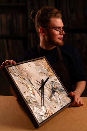 Ausgefallene Wanduhr lautlos – Handgemalter Sonnenaufgang Lavendel & Gold, quadratisch