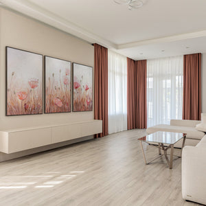 „April“ – handgemaltes Blumen-Triptychon in Rosa und Beige