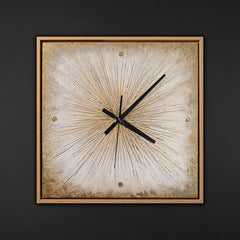 Wanduhr modern quadratisch – Lautlose Designer Wanduhr in Beige und Gold mit hellem Holzrahmen