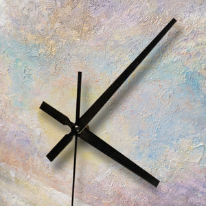 Ausgefallene Wanduhr lautlos – Handgemalter Sonnenaufgang Lavendel & Gold, quadratisch