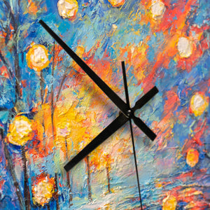 Ausgefallene Wanduhr bunt lautlos – Handgemalte Nacht mit Laternen, Blau & Orange, quadratisch